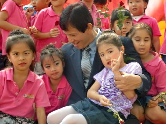 Chugait with children.